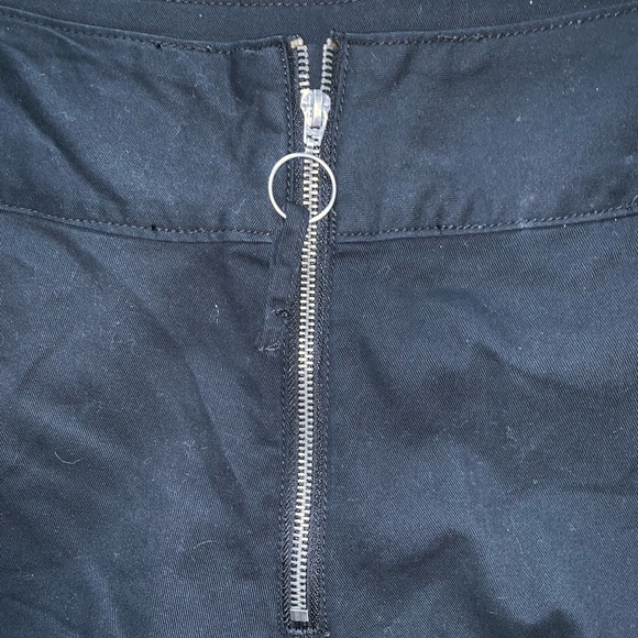 CR Cropped Cargo Pants - Picture 2 of 6